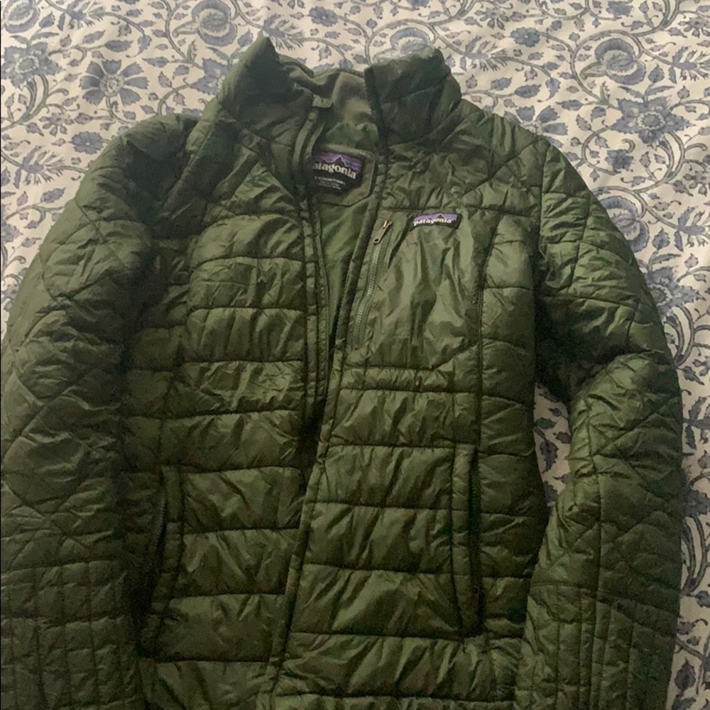 Forest green puffy Patagonia zip up jacket!